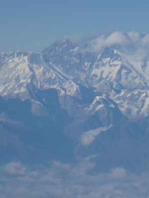エベレストはローツェより２００Ｍ高い