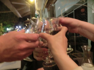 なぜか4人で乾杯 なぜか4人で乾杯