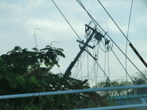 傾いた電柱 傾いた電柱