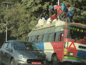 バスの屋根まで人が乗る バスの屋根まで人が乗る