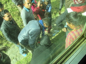 おじさん、バスの屋根から落ちる おじさん、バスの屋根から落ちる